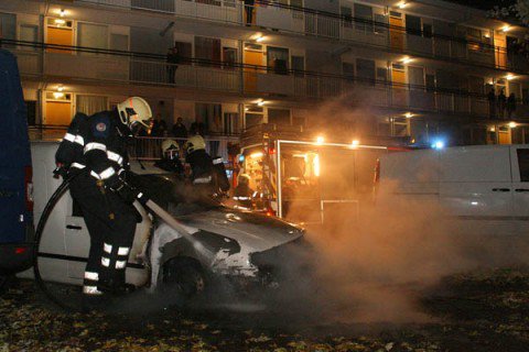 Auto in brand Zutphen 3|Foto ERROL ENDEVELD