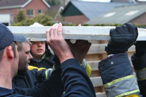 Brandweer bevrijdt vinger Kranenburg|foto Fotobureau Kerkmeijer