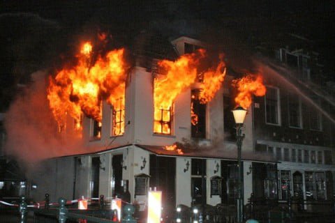 Brand binnenstad Elburg|foto www.brandweer-elburg.nl