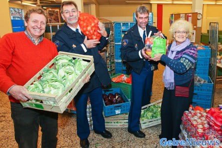 Borgert Schiltman van Super Natuur, Teamchef Geert de Jong, Wijkagent René Nijhuis en Voorzitter Anneke van de Velden. foto Nicolaas Kerkmeijer