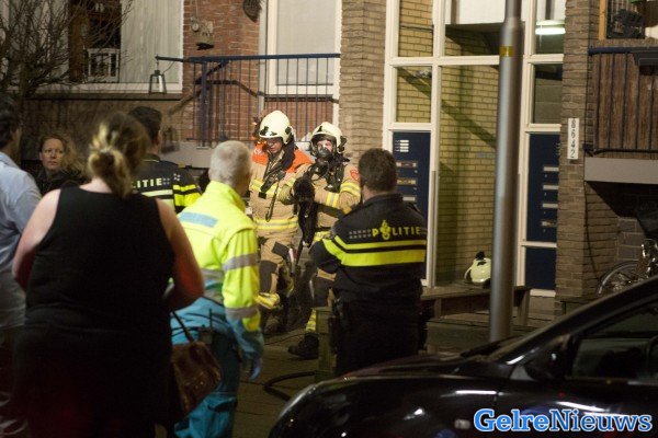 De brandweer heeft in de nacht van zaterdag op zondag twee katten gered uit een appartement van een flat waar kort daarvoor brand was ontstaan. Één van de katten werd met succes gereanimeerd door de brandweer. FOTO ROLAND HEITINK