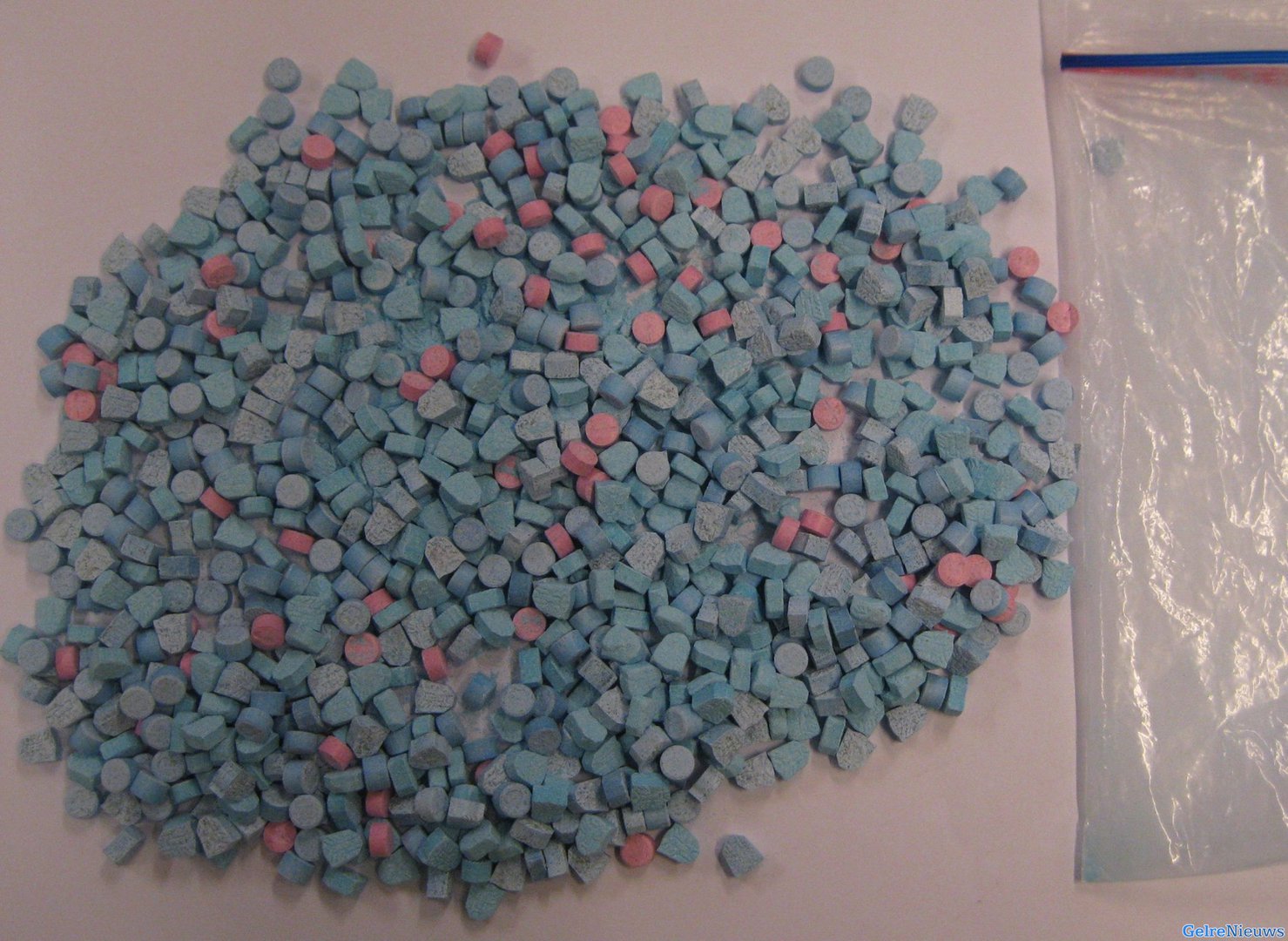 Meisje belandt in ziekenhuis na krijgen XTC-pillen: “Het scheelde niet veel”