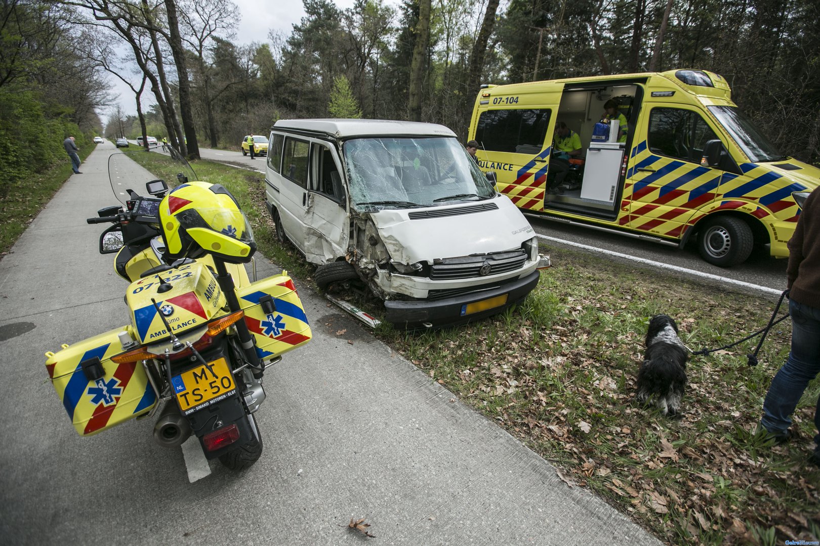 Busje schampt drie bomen bij ongeluk N311 in Arnhem