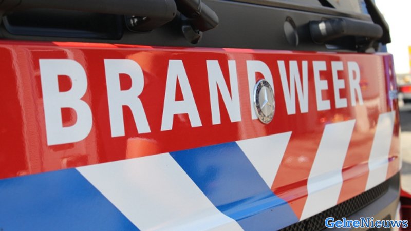 Dakdekkers redden bewoner uit brandende woning