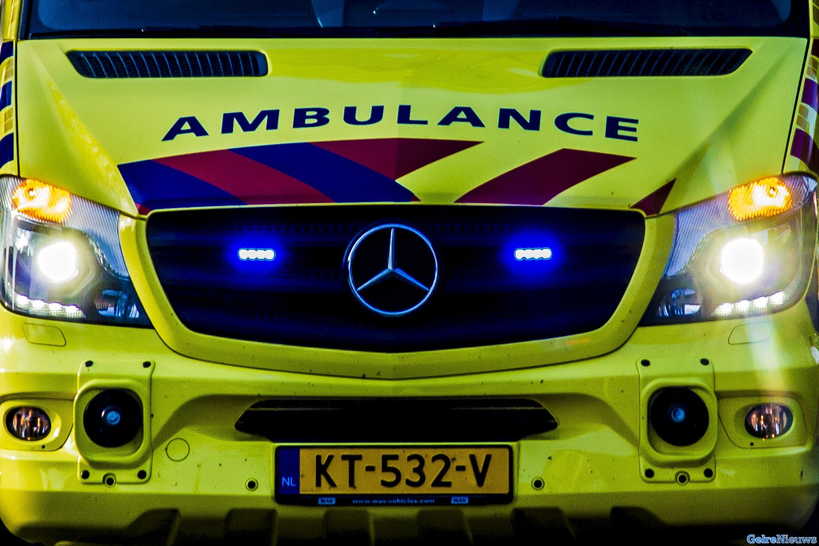 Persoon overleden na aanrijding tussen drie auto’s, meerdere gewonden