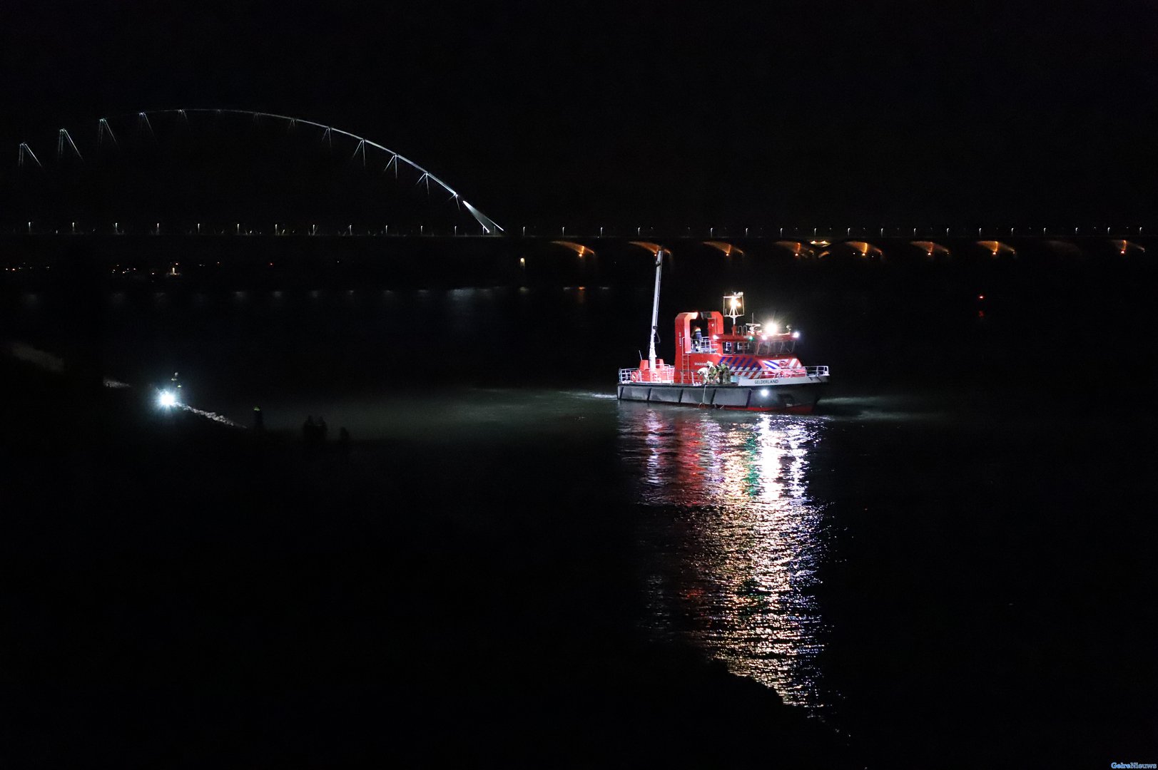 VIDEO: Verwarde man zorgt voor commotie in de Waal Nijmegen