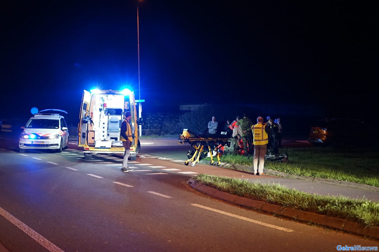 Auto schept fietser in Wijchen: slachtoffer zwaargewond