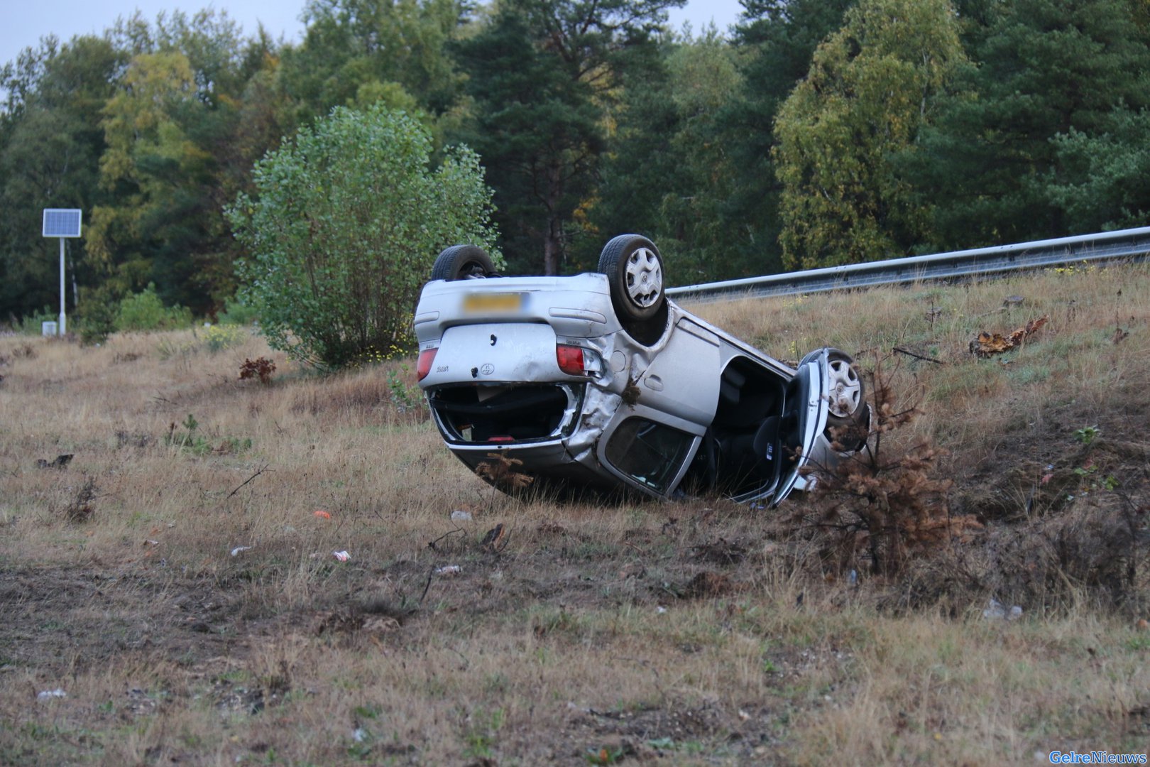 Auto slaat over de kop bij ongeval in de lus A12 naar A50 bij Arnhem
