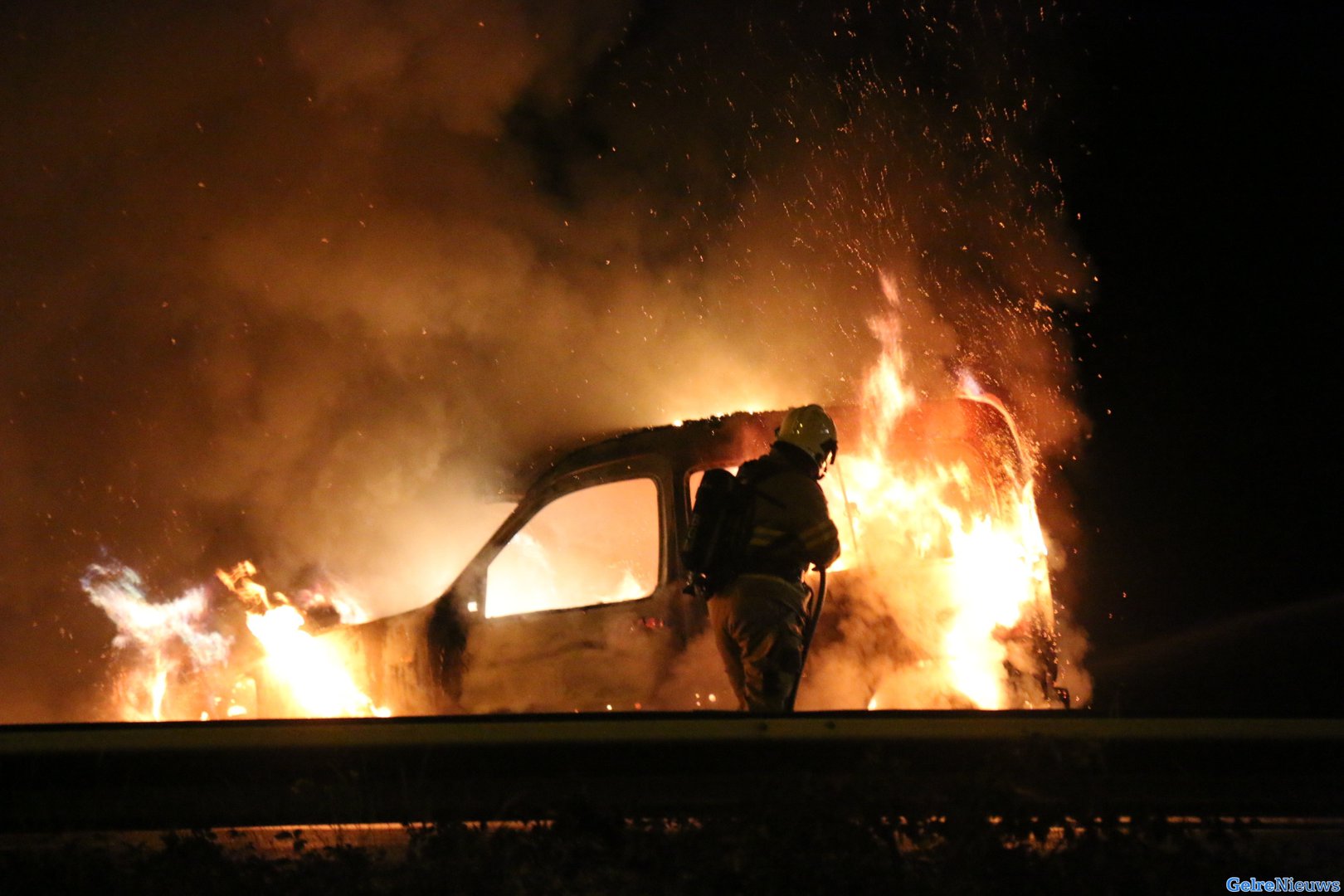 Auto brandt volledig uit op de A50 bij Arnhem
