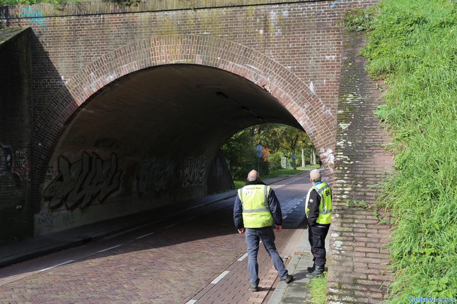 Treinverkeer tijdelijk gestremd nadat bestelbus tegen viaduct rijdt