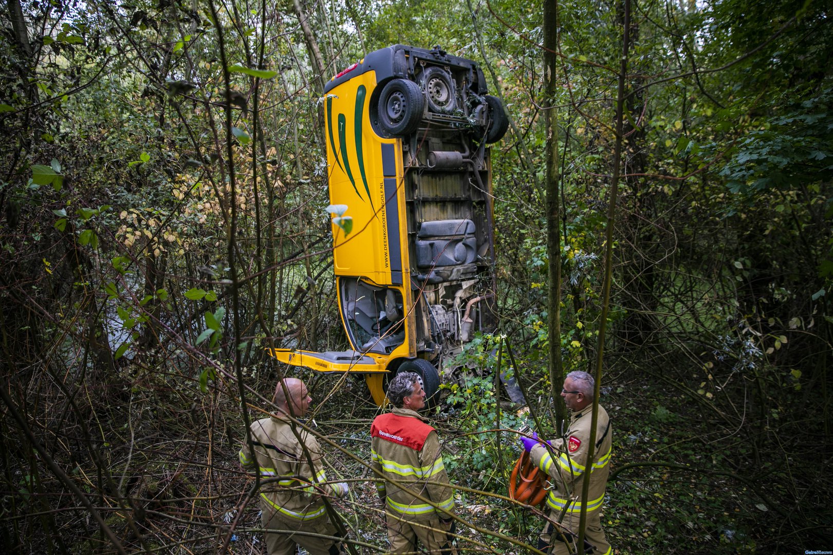 Bizar ongeval bij N325: bestelbus belandt op neus in bosschage
