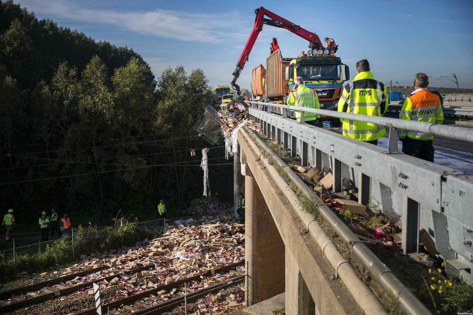 Flesjes shampoo verloren op A15: Weg deels afgesloten en treinverkeer plat