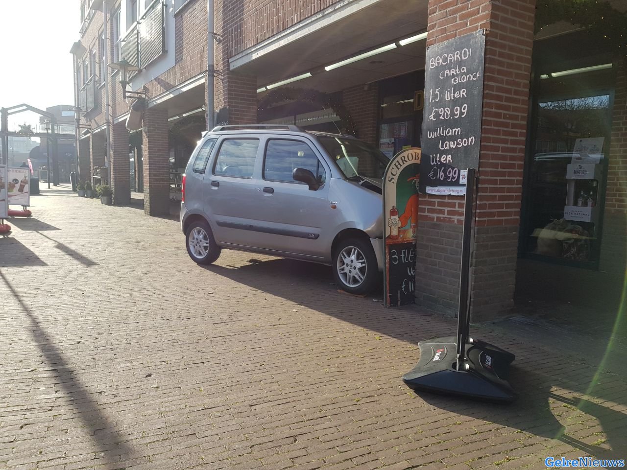 Auto ramt pilaar bij slijterij in Beuningen