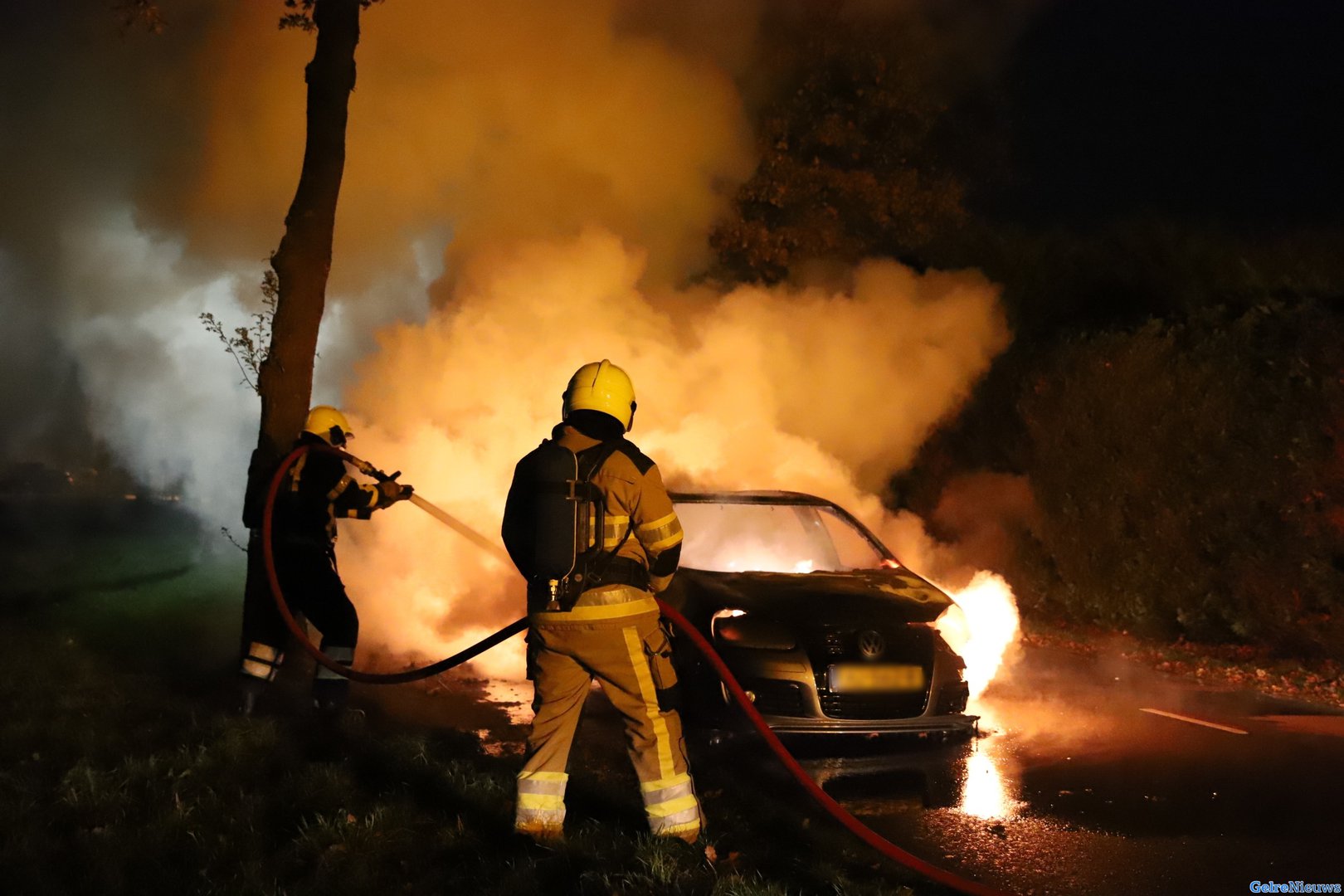 Auto vliegt tijdens het rijden in brand