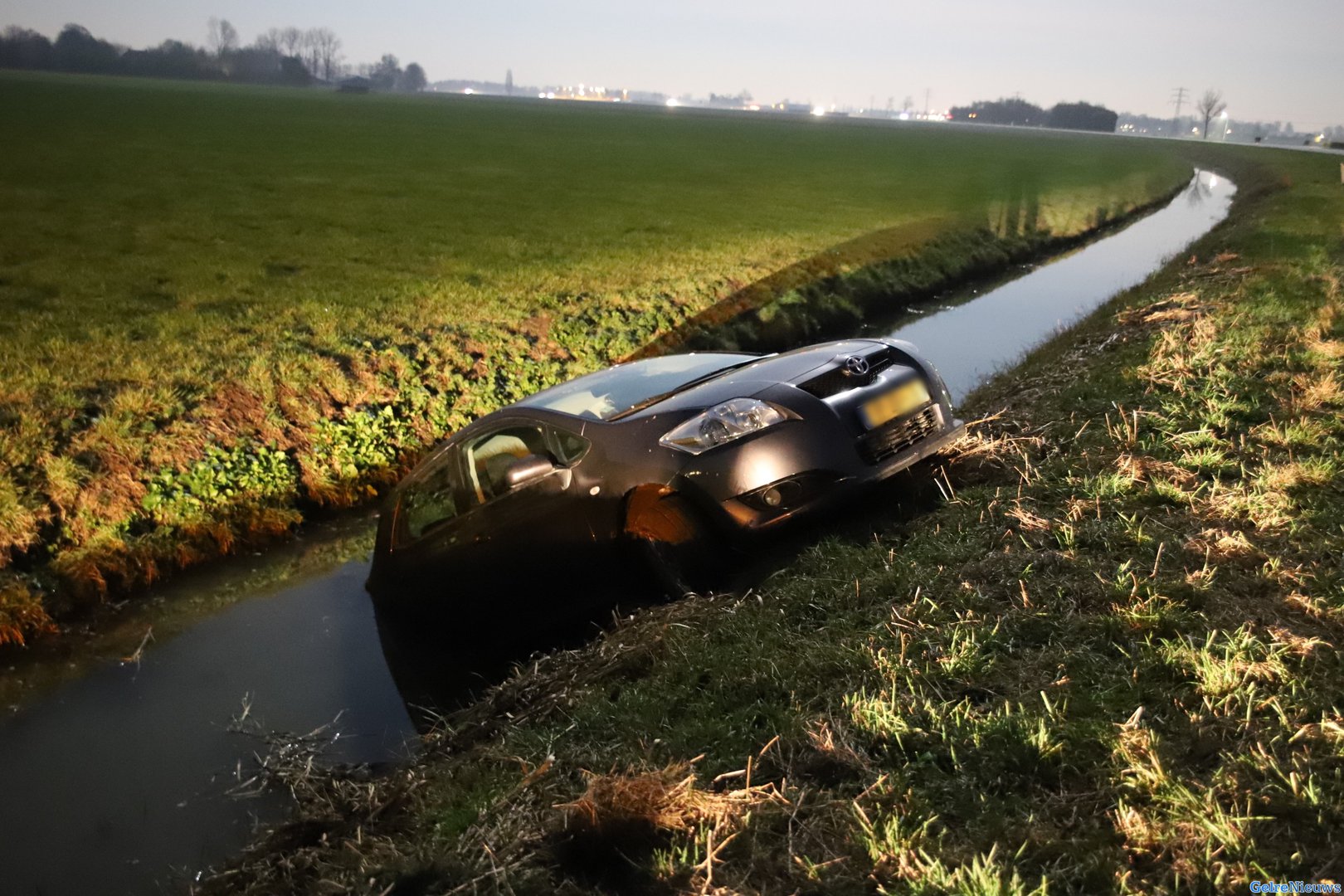 Auto met drie jongemannen raakt te water