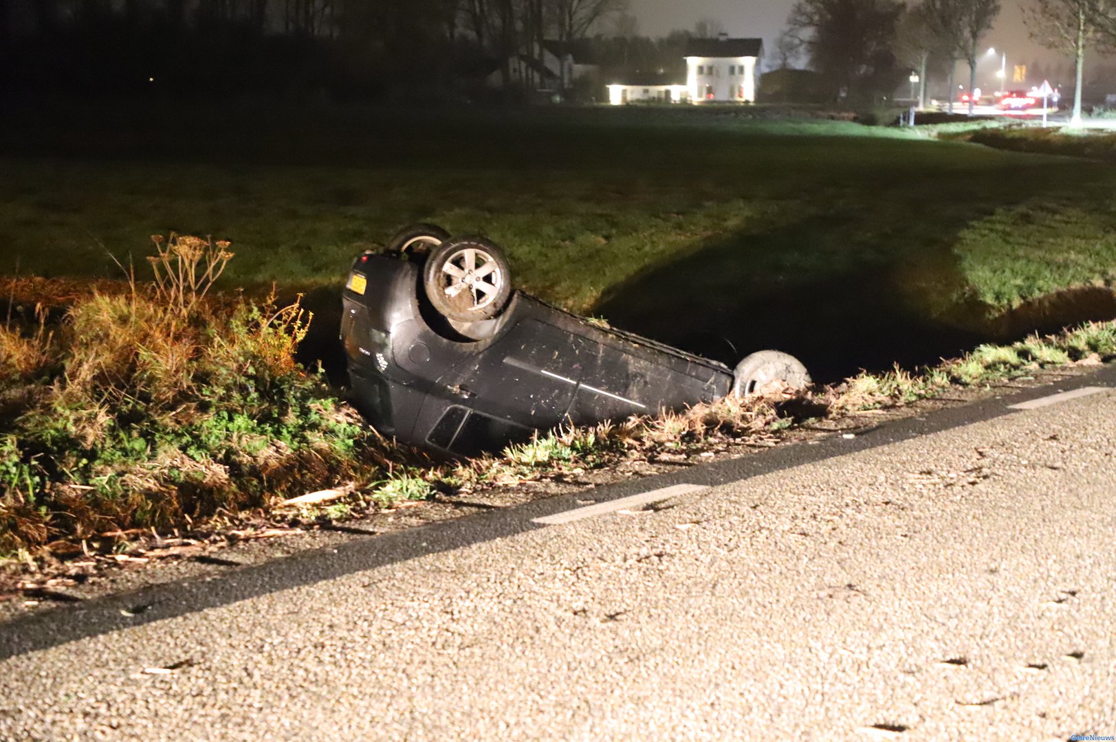 Bestuurder krijgt nat pak nadat auto op kop in sloot belandt
