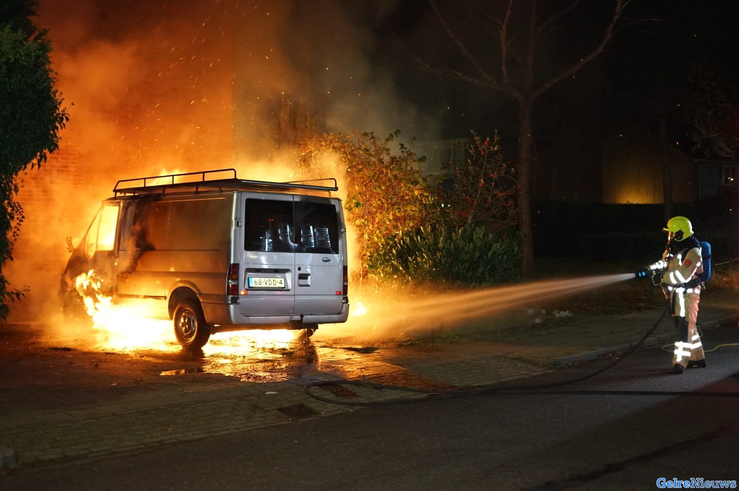 Bestelbus brandt af in Wijchen