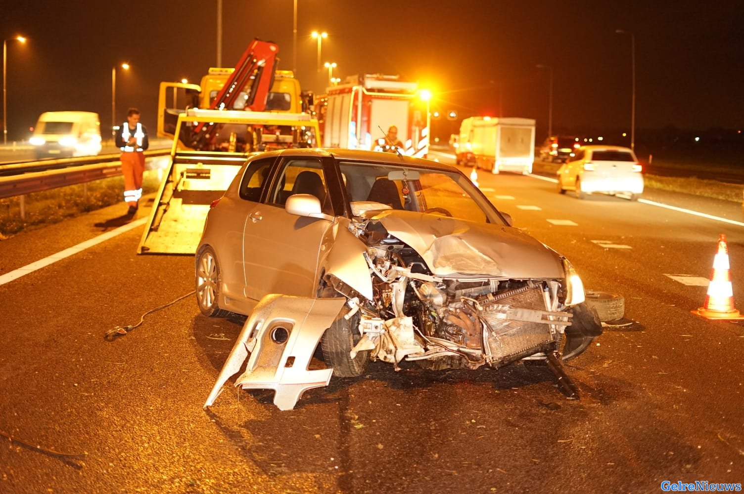 Auto ramt lantaarnpaal op A50 knooppunt Ewijk