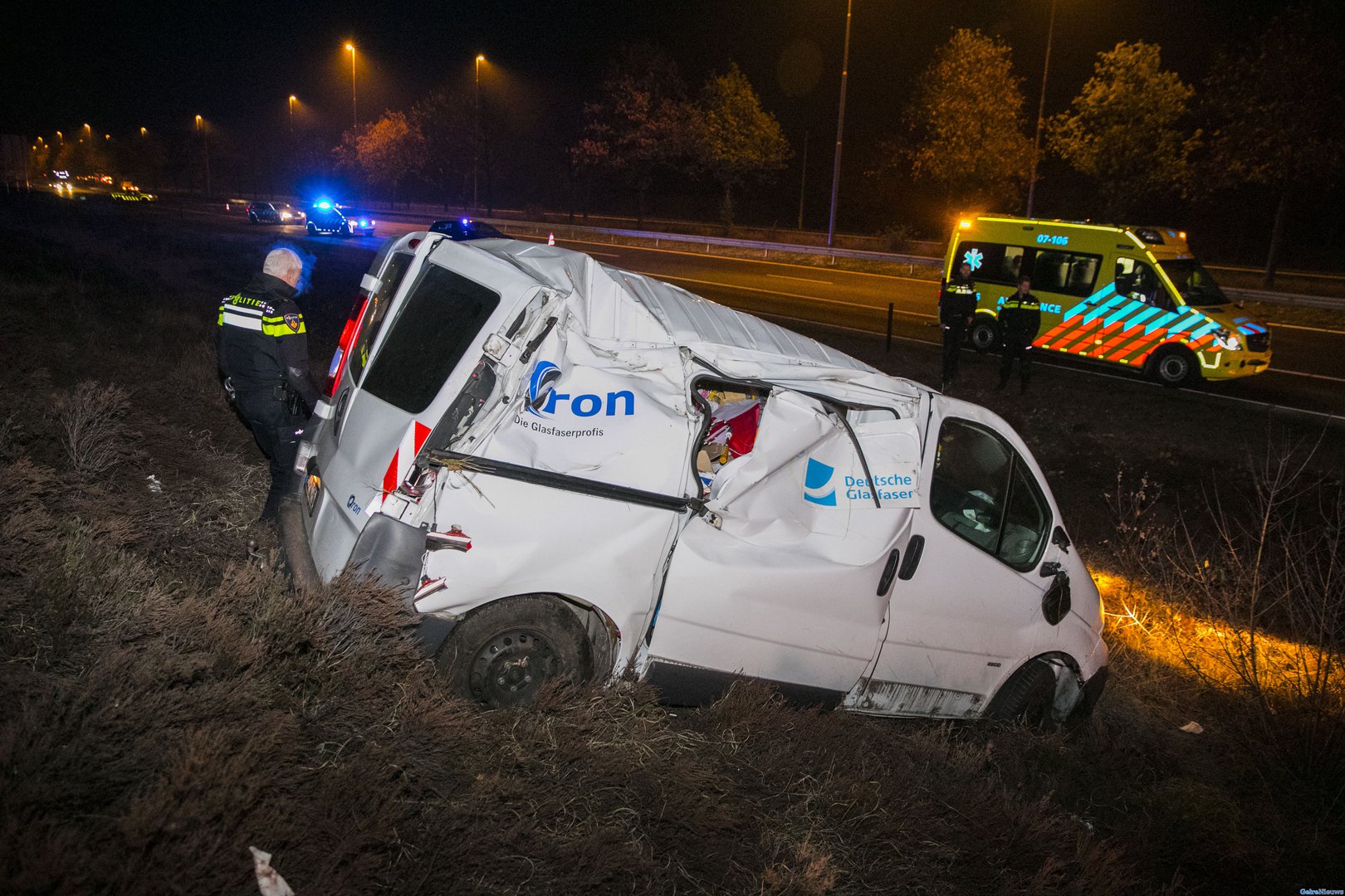 Bestelbus slaat over de kop bij ongeval A50 Arnhem