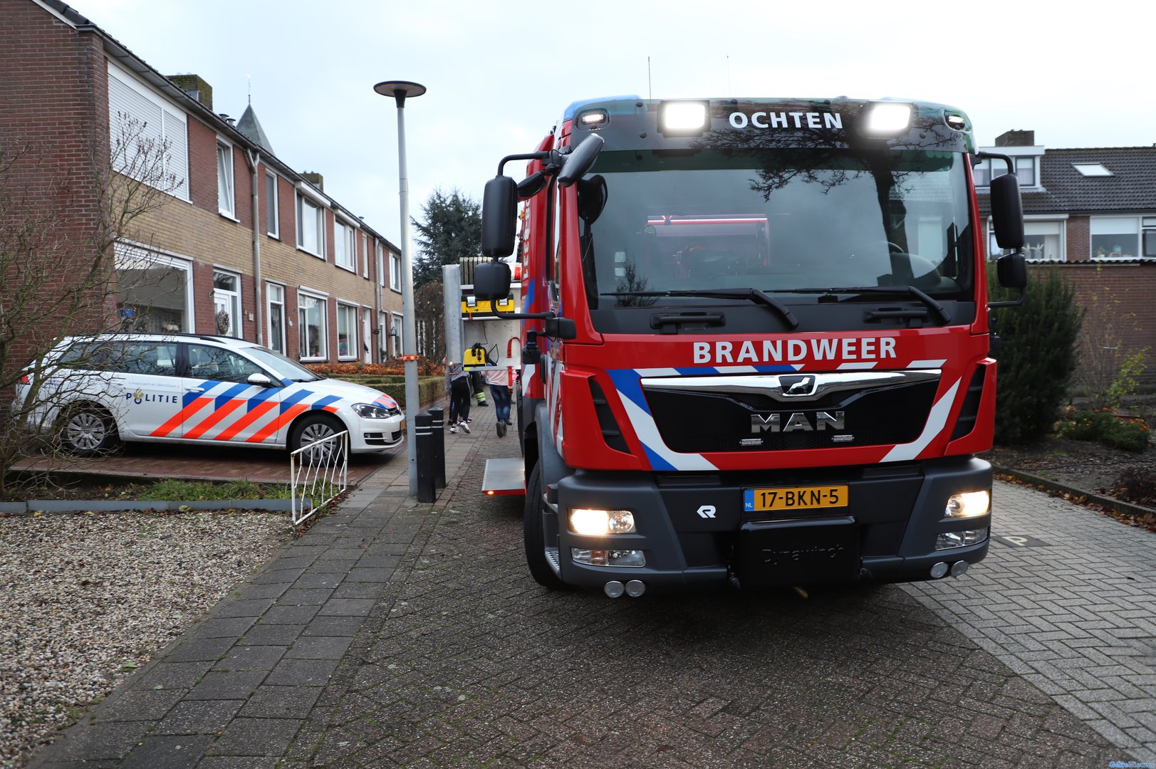 Gordijn vat door onbekende oorzaak vlam in woning