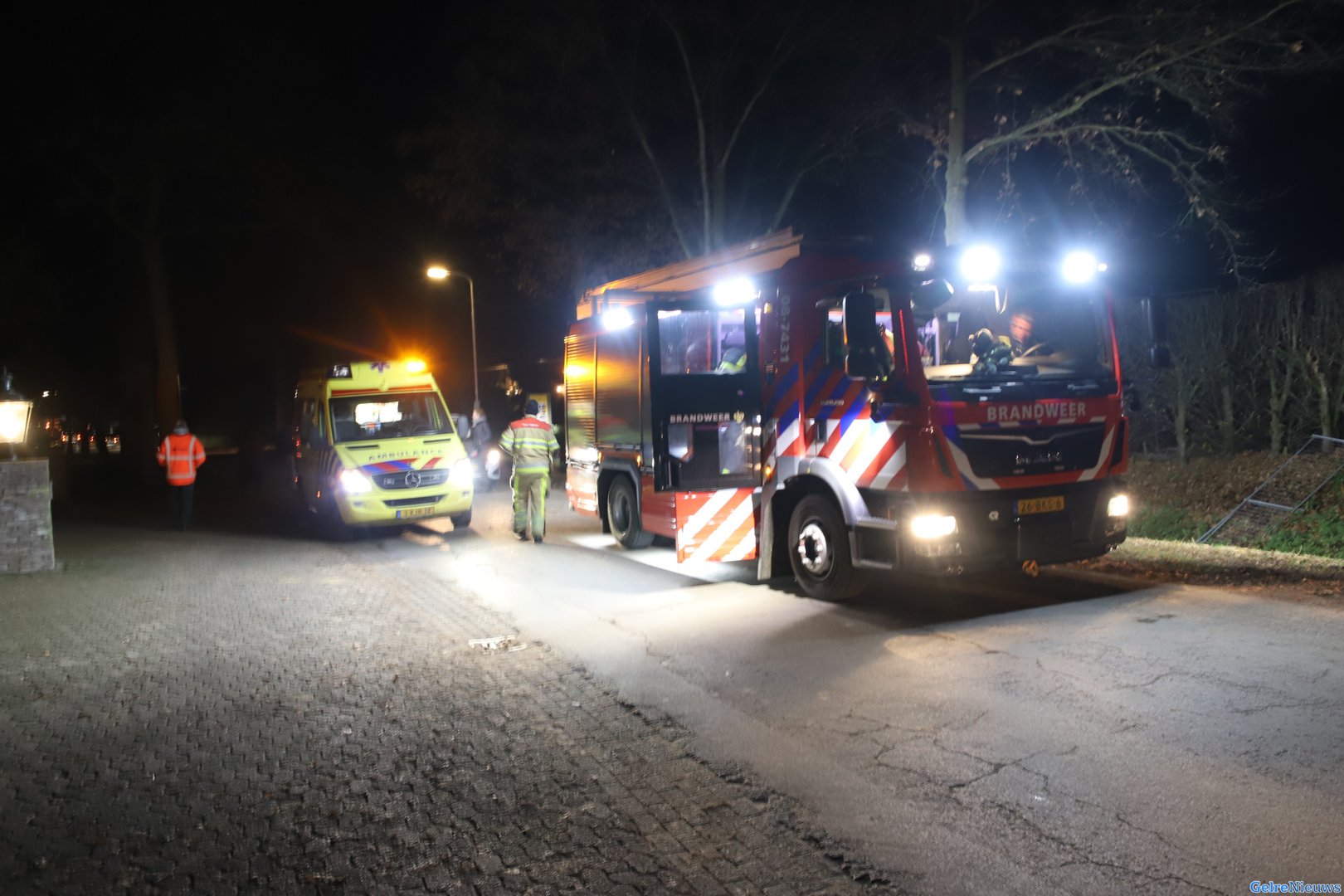 Jongens redden leven van vrouw die in het water viel