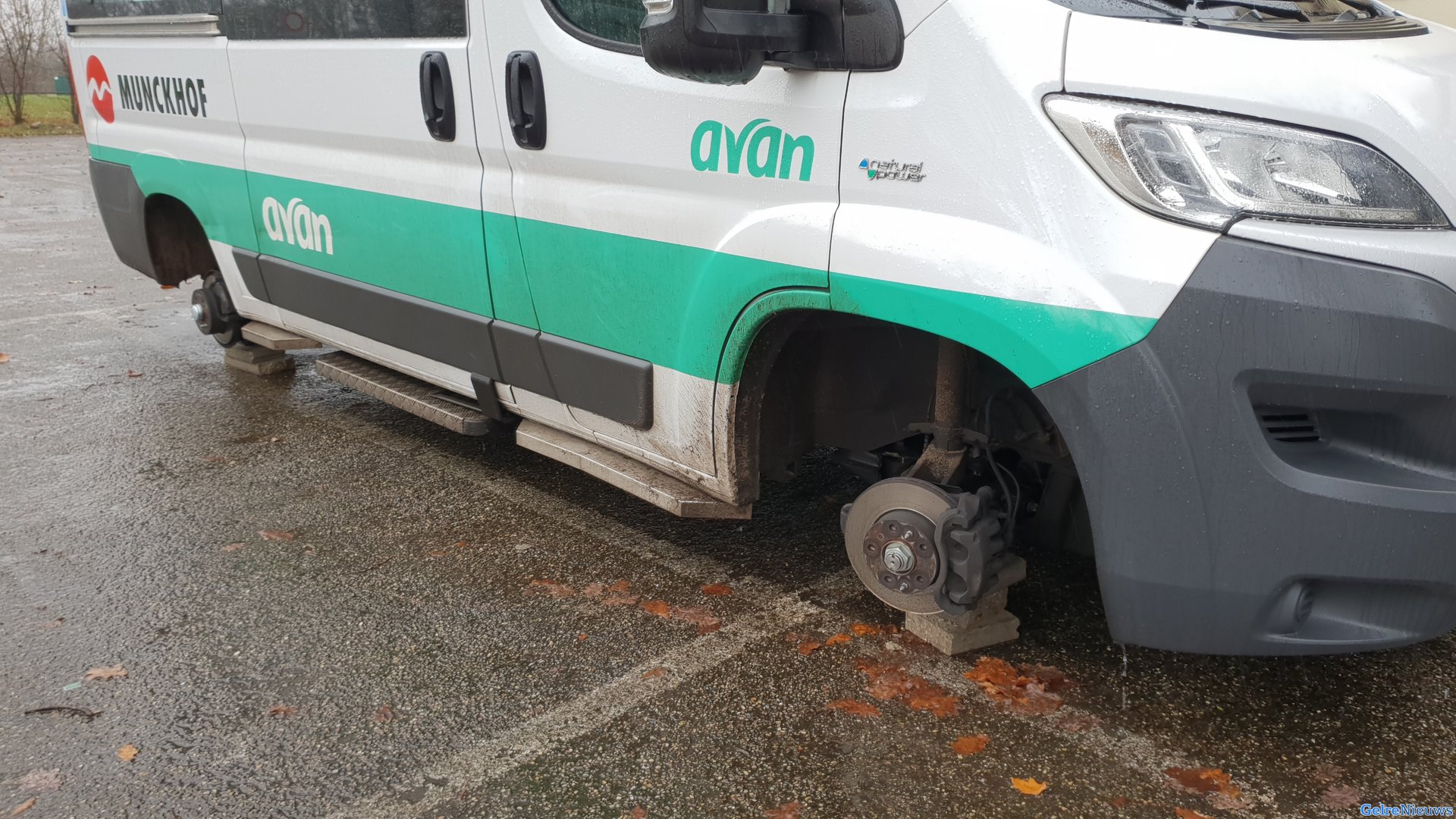 Wielen onder taxibus vandaan gehaald in Rheden