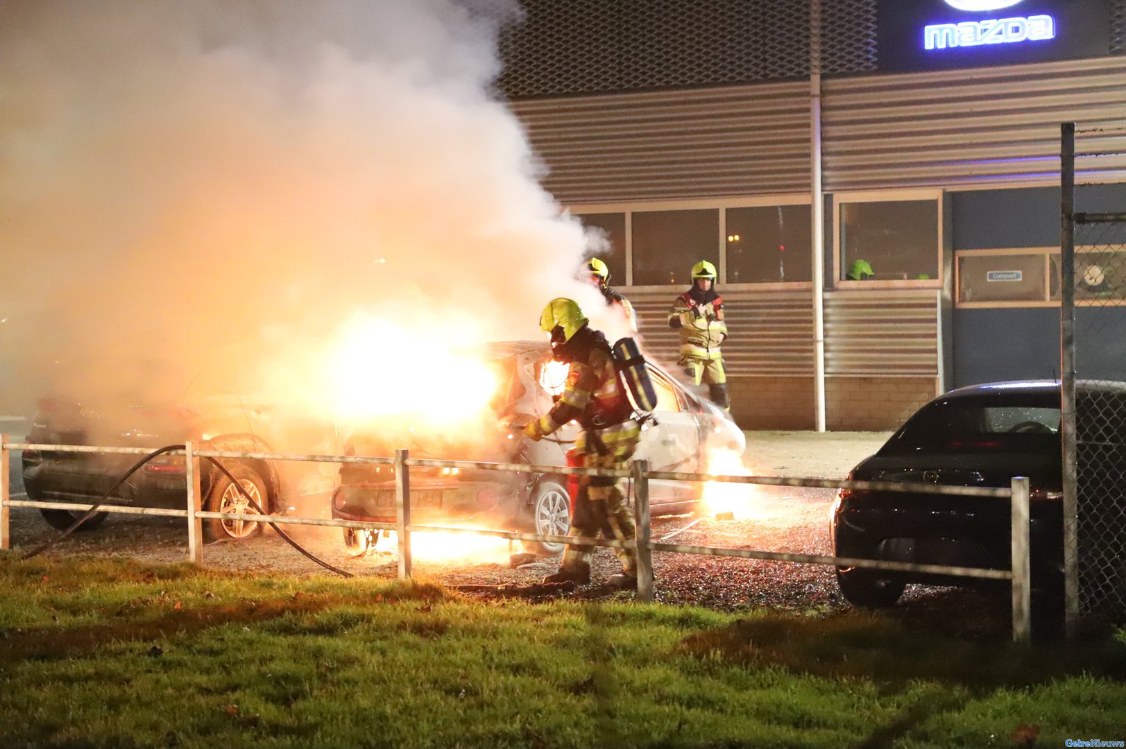 Twee auto’s branden af op industrieterrein Westkanaaldijk