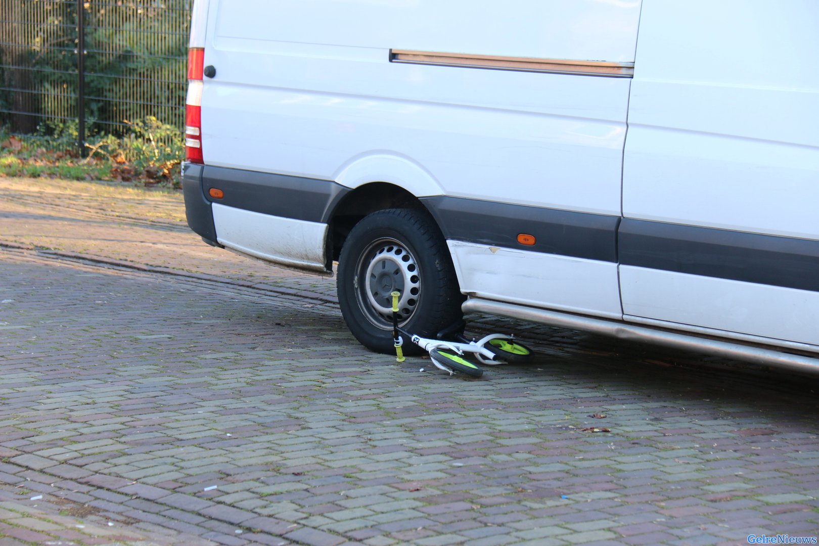 Kind ernstig gewond na aanrijding door pakketjesbezorger