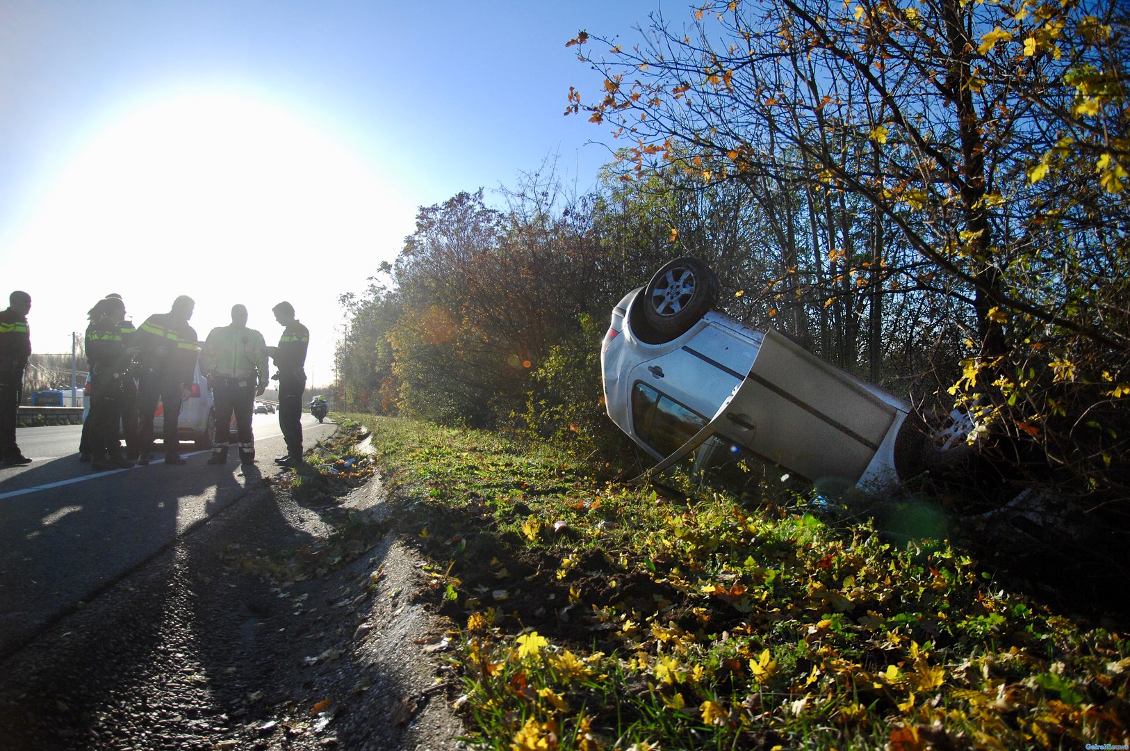 Auto vliegt op de kop bij ongeval Nelson Mandelabrug in Arnhem