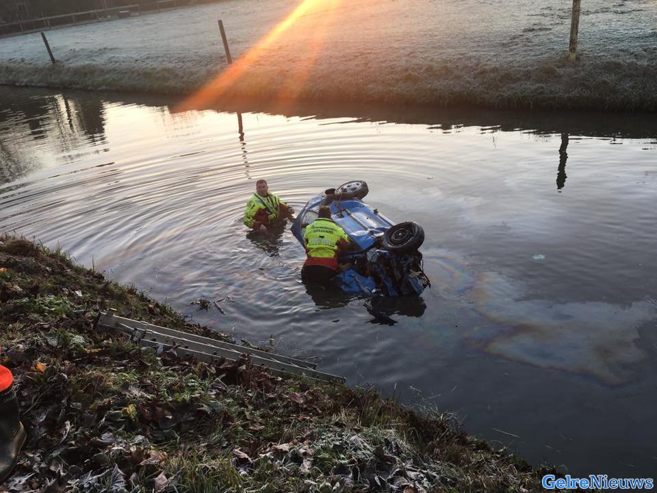 Auto botst tegen boom en belandt in het water: bestuurder overleden
