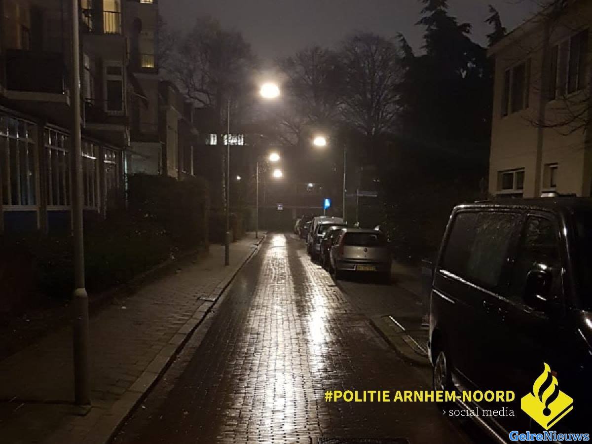 Twee jongens beroven vrouw in Arnhem