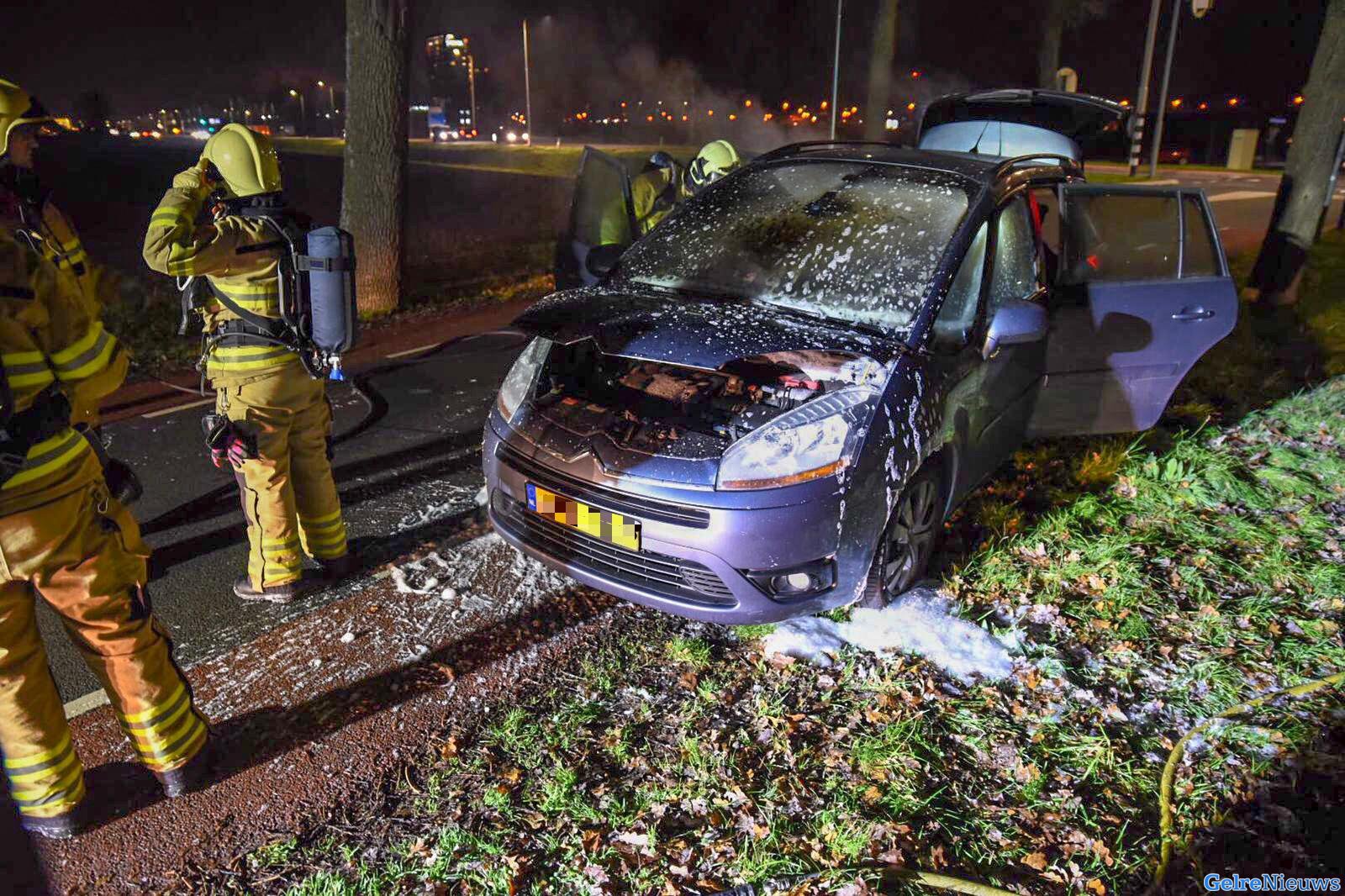 Auto vliegt spontaan in brand in Duiven