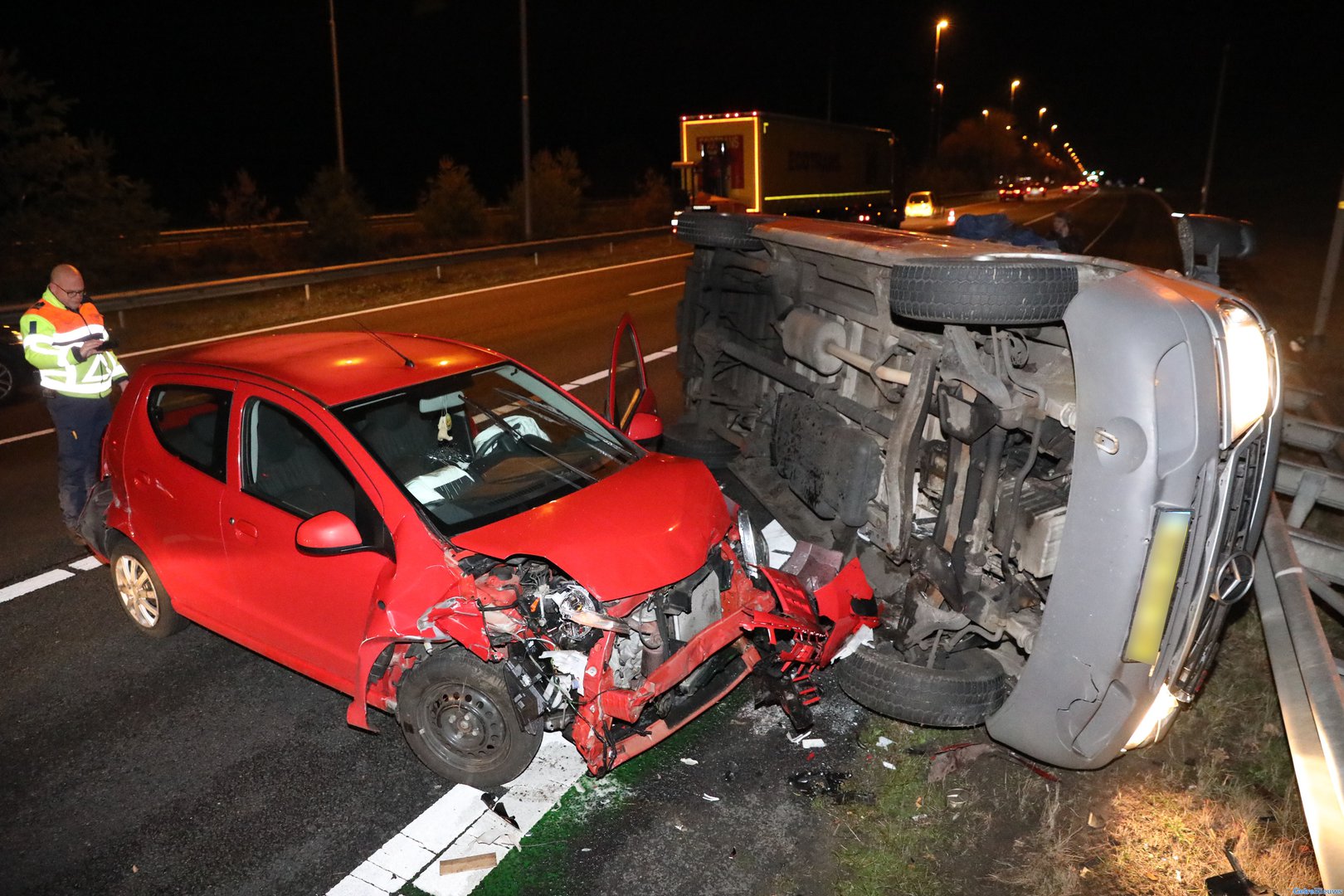 Bestelbus kantelt bij ongeval op de A50 bij Arnhem