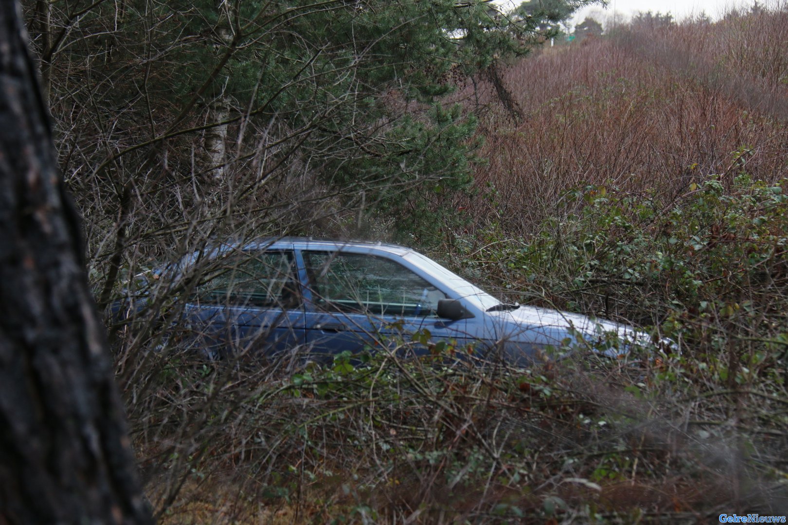 Auto vliegt uit bocht A12 Arnhem