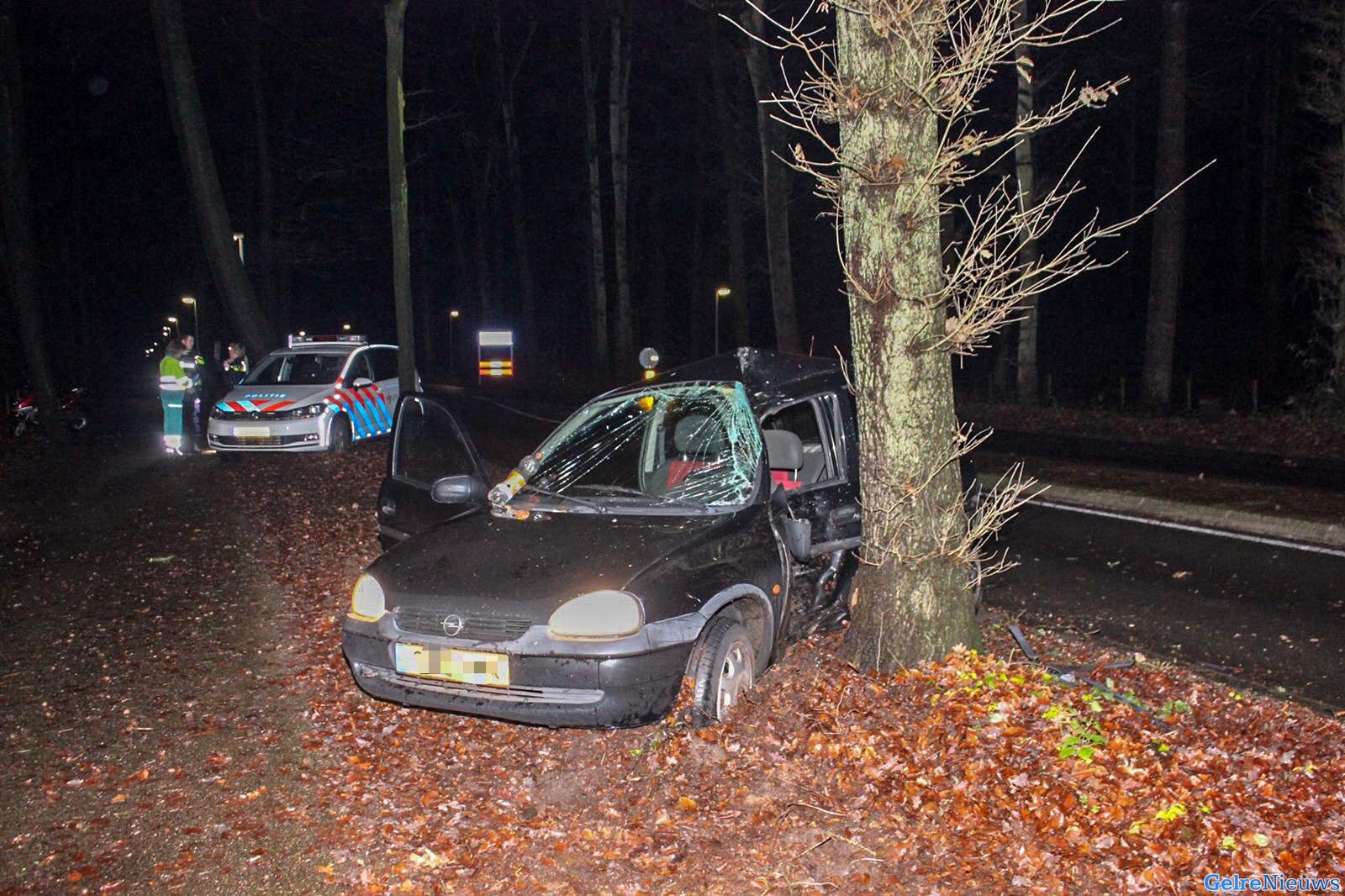 Automobilist gewond na botsing tegen boom in Laag-Soeren