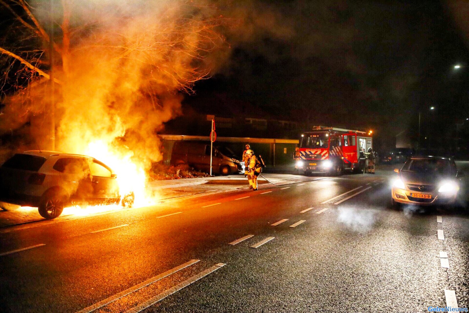 Auto verwoest door brand op Waterstraat in Velp