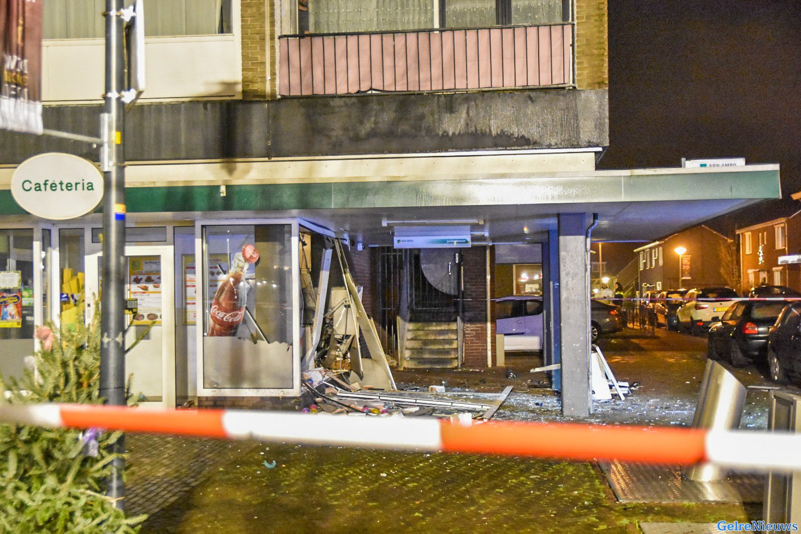 Plofkraak bij pinautomaat aan gevel cafetaria Renkum