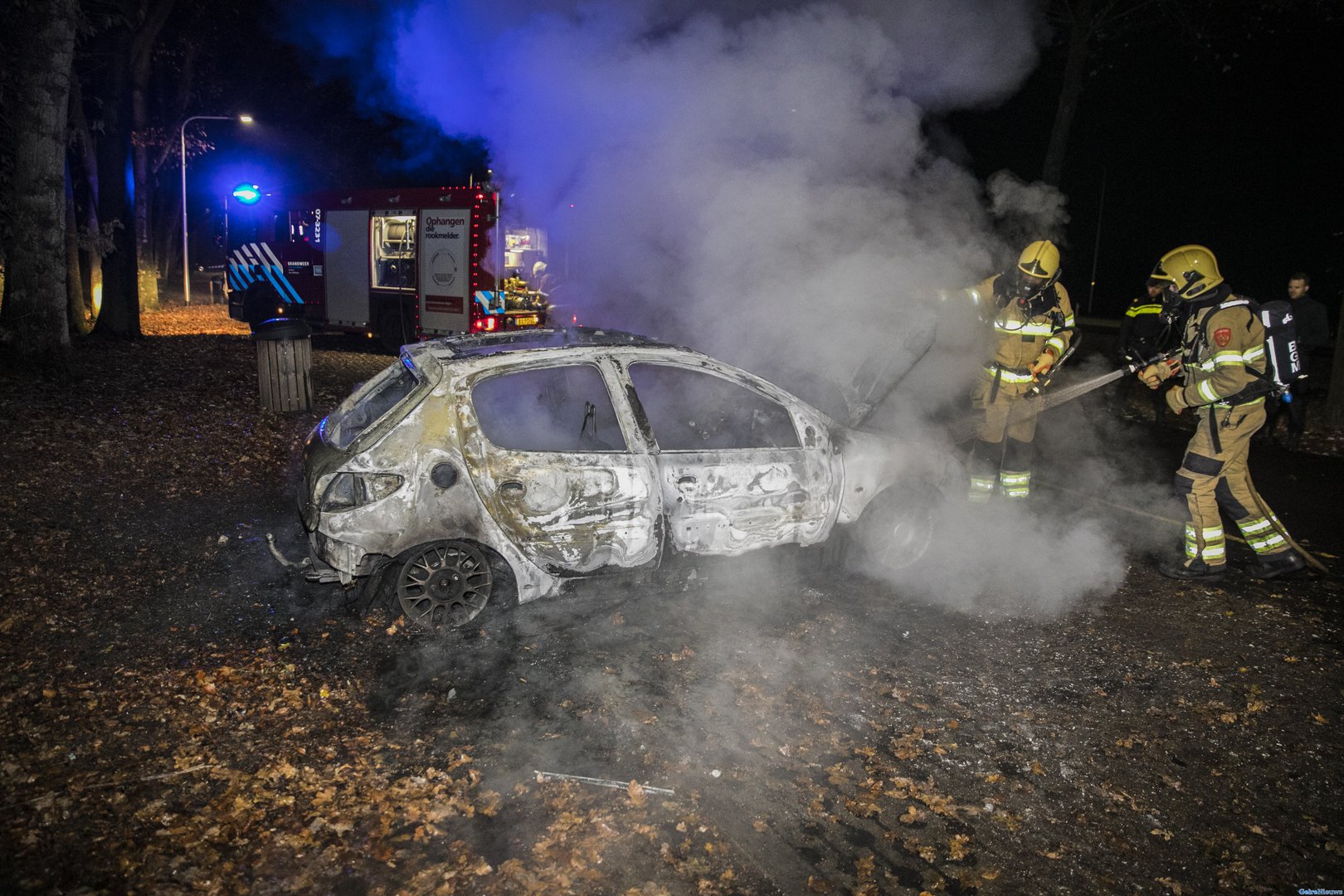Auto zonder kentekenplaten brandt af op carpoolplaats