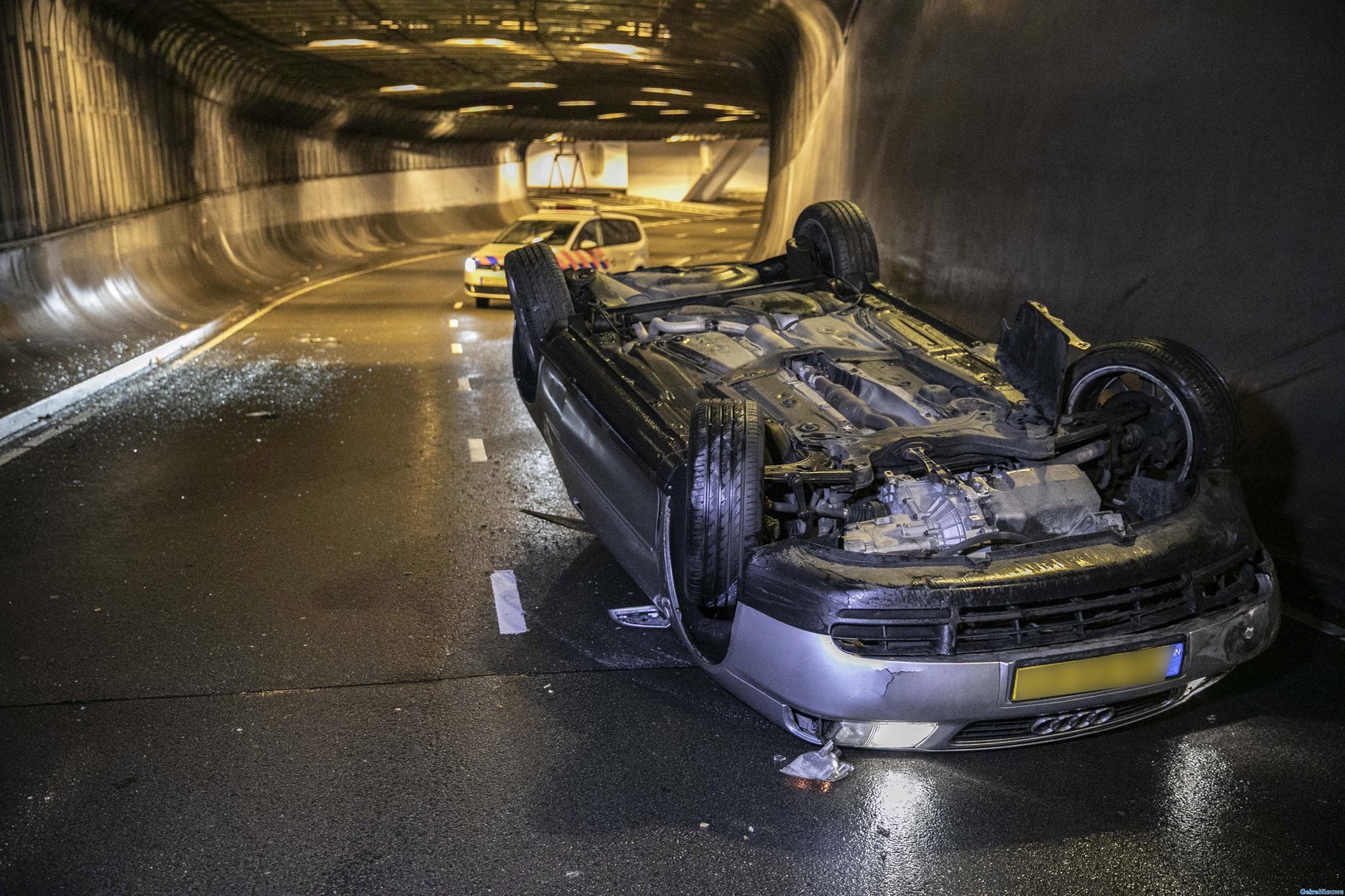Automobilist crasht in Willemstunnel Arnhem