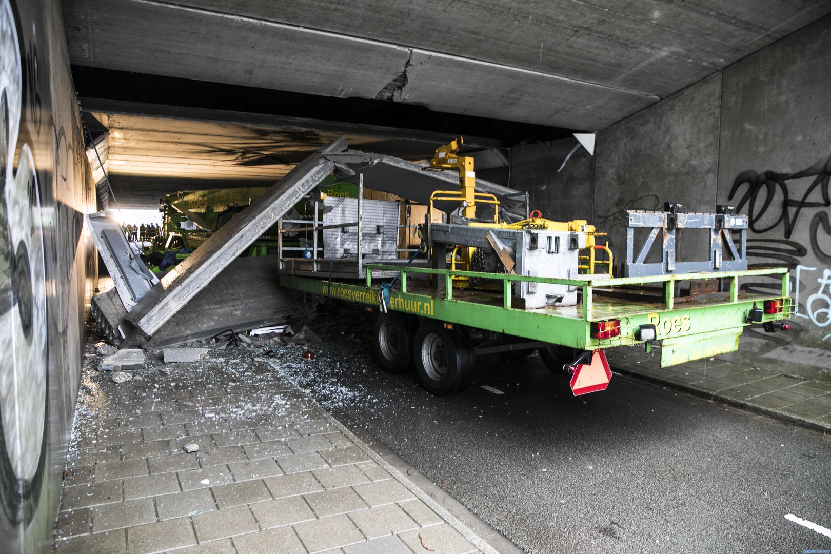 Betonplaten vallen op hoogwerker na ongeval viaduct Duiven