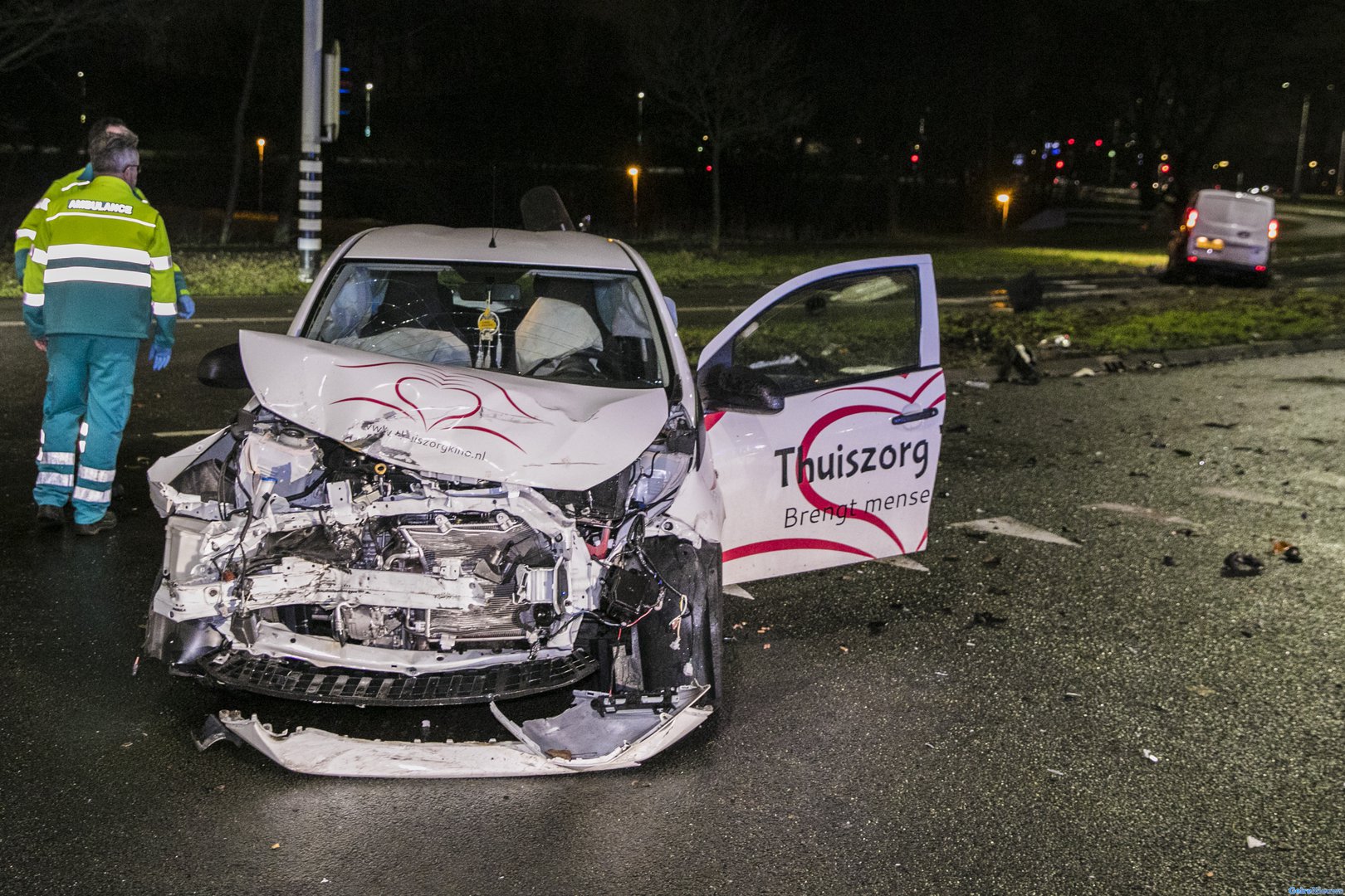 Veel schade na frontale aanrijding in Arnhem
