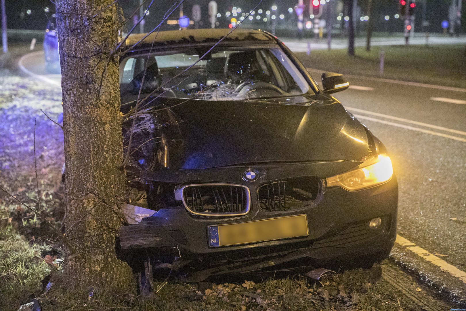 Auto tegen boom in Duiven, man gewond