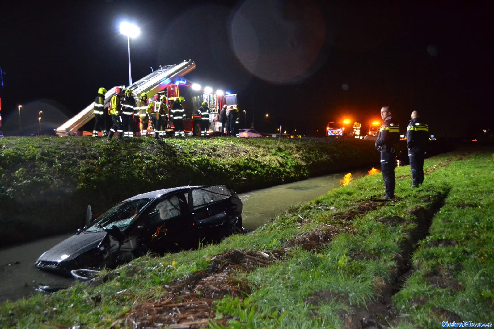 Twee auto’s te water bij tankstation langs A15