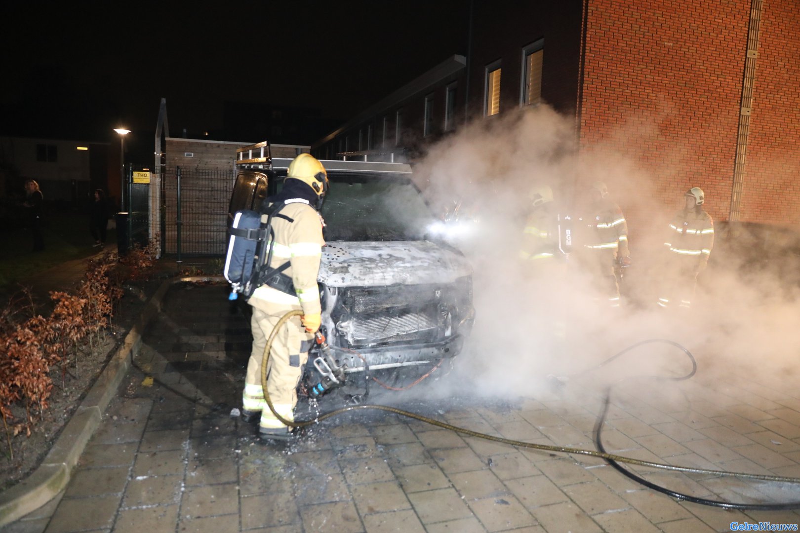 Bestelbus brandt uit aan voorzijde in Arnhem