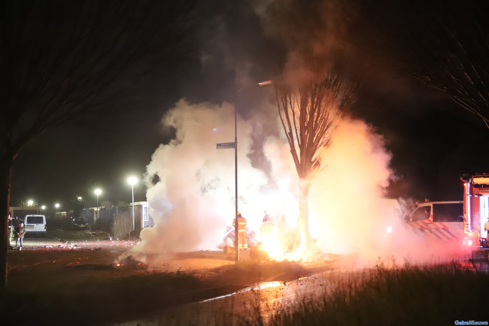 Brandweer krijgt hulp van politie en ME in Tiel