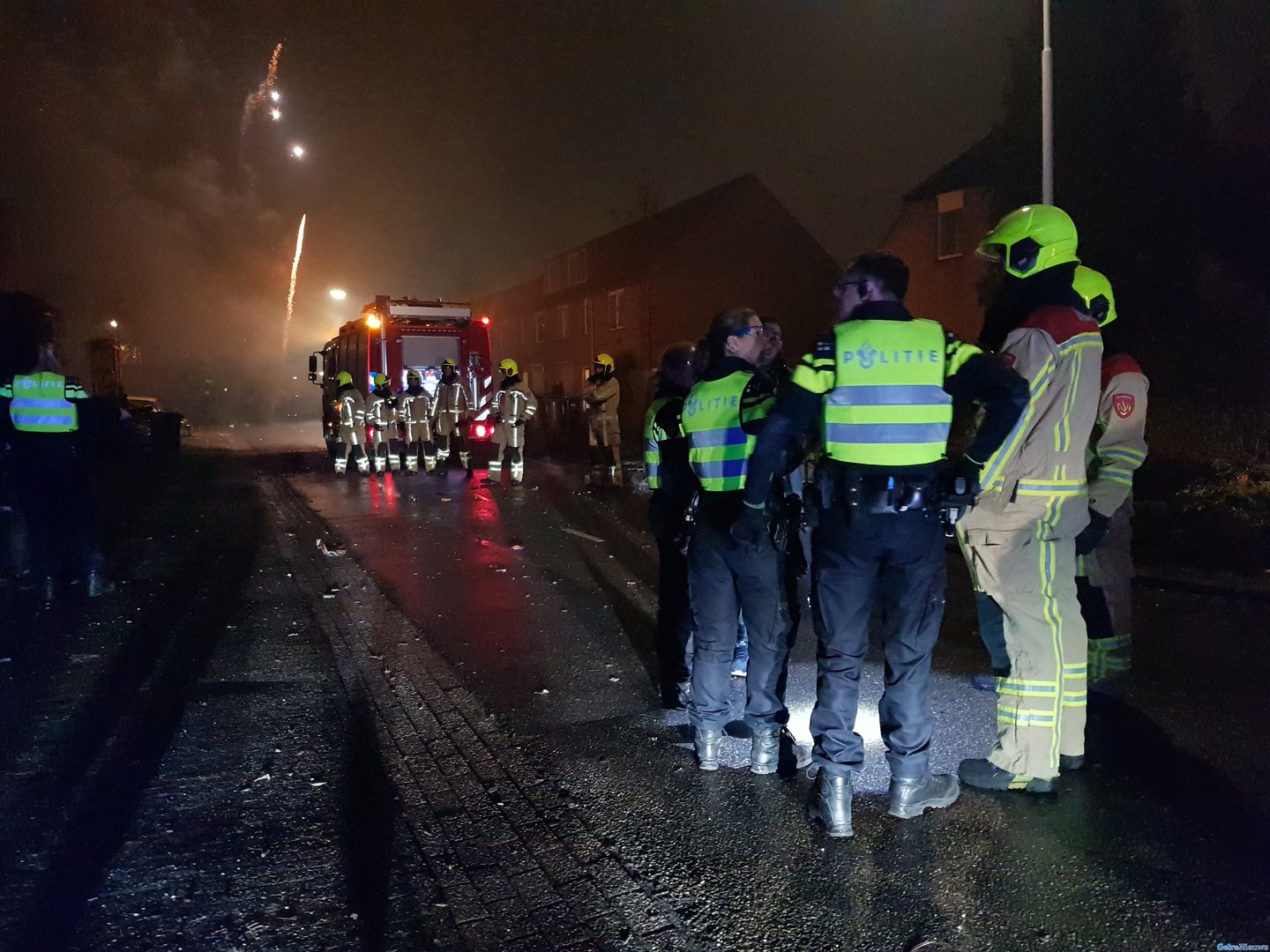 Brandweer bekogeld met vuurwerk in Wijchen, politie grijpt in