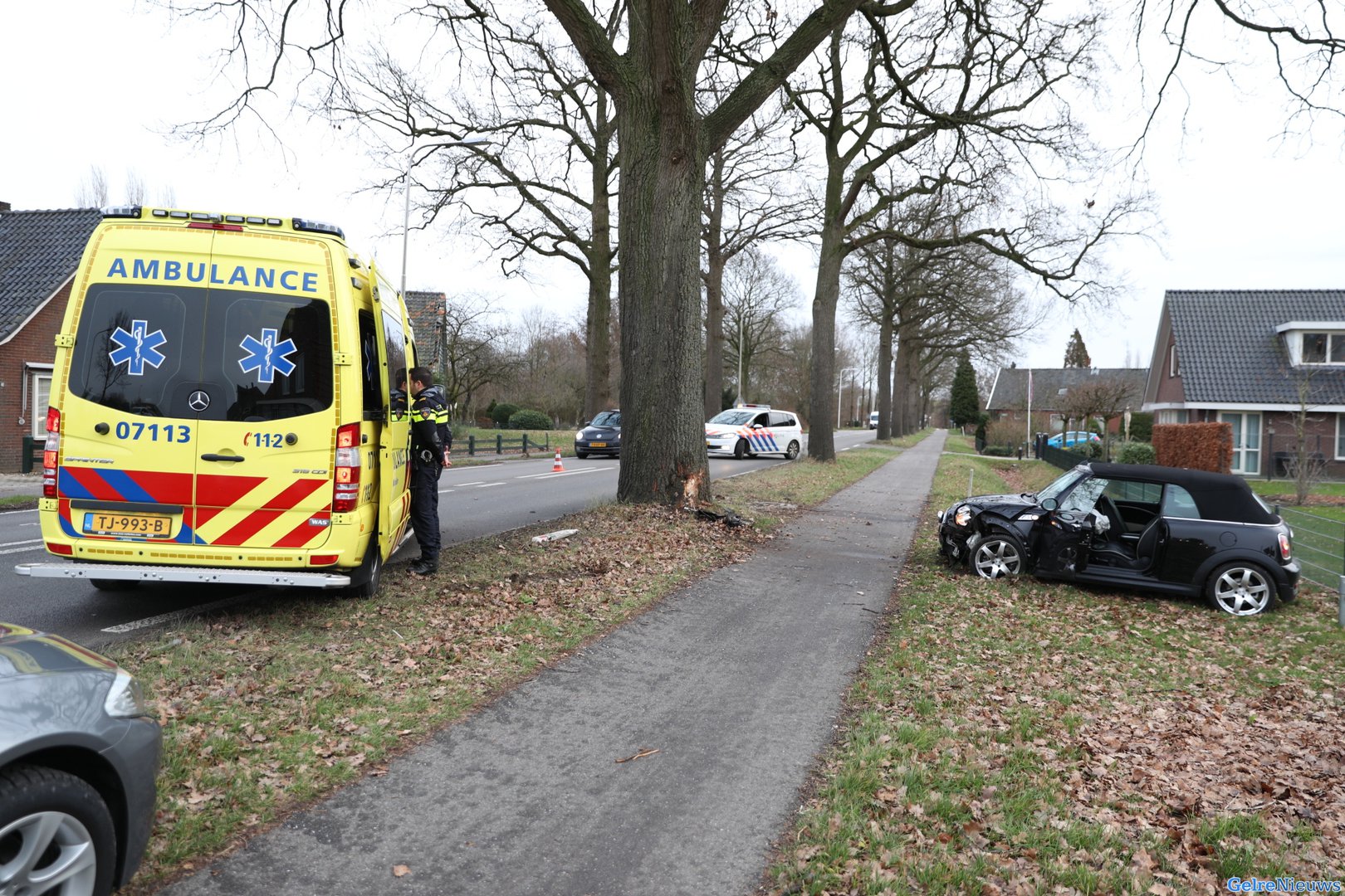 Automobiliste botst tegen boom in Zevenaar
