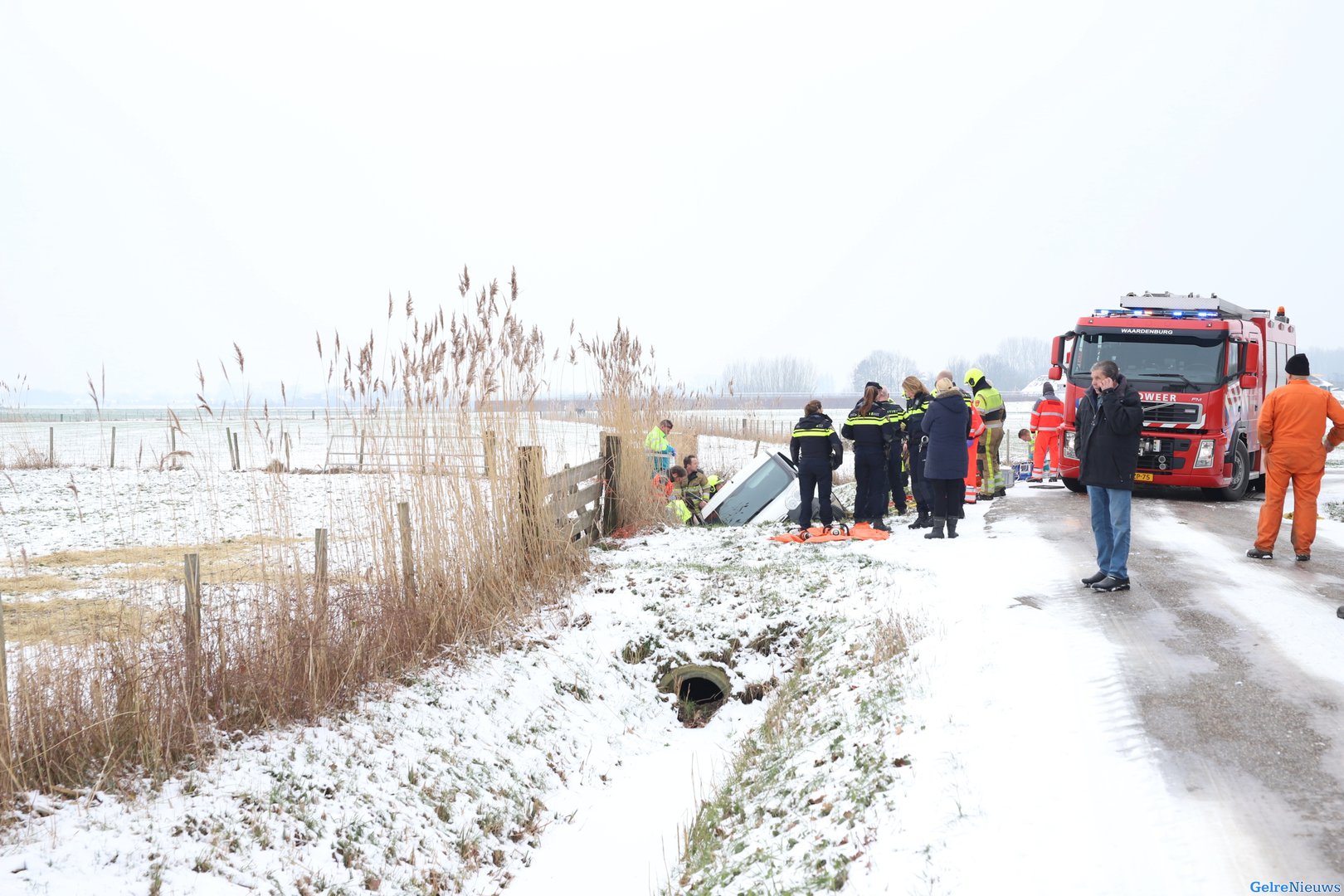 Vrouw bekneld na glijpartij op spekgladde weg