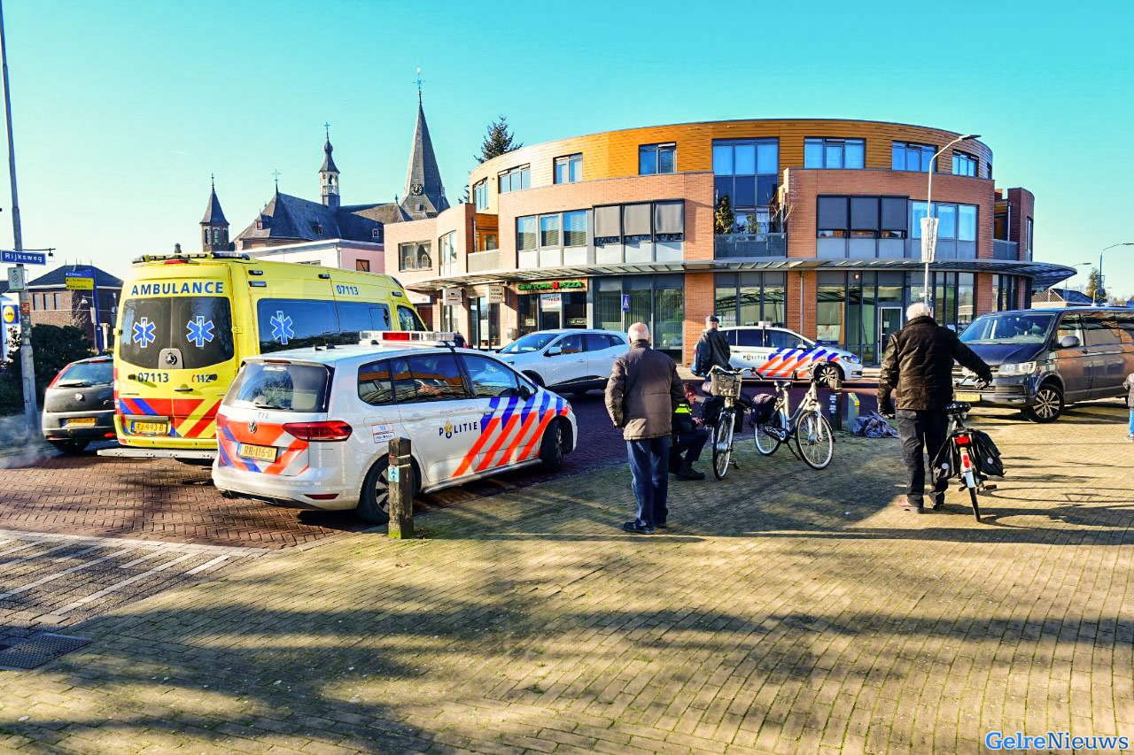 Fietsers komen ten val na botsing in centrum Duiven