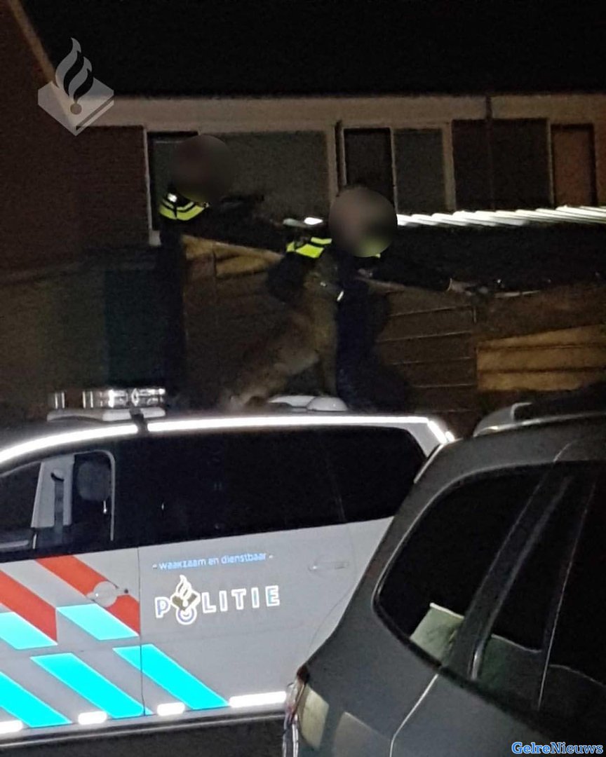 Aanhoudingseenheid arresteert verdachte op dak van schuur